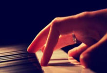 前瞻足球赛场：热门队伍备战关键战役